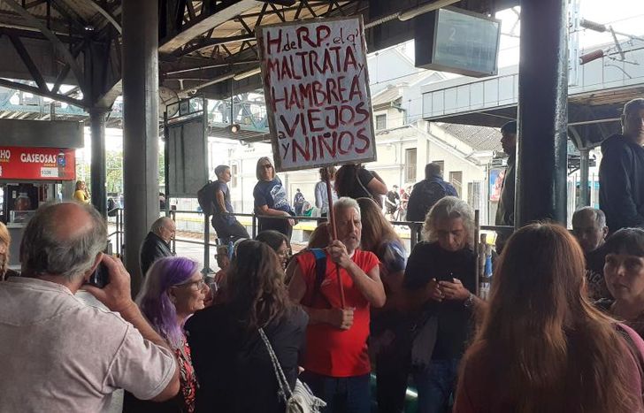 En la estación de Lomas se juntaron jubilados, vecinos e hinchas.