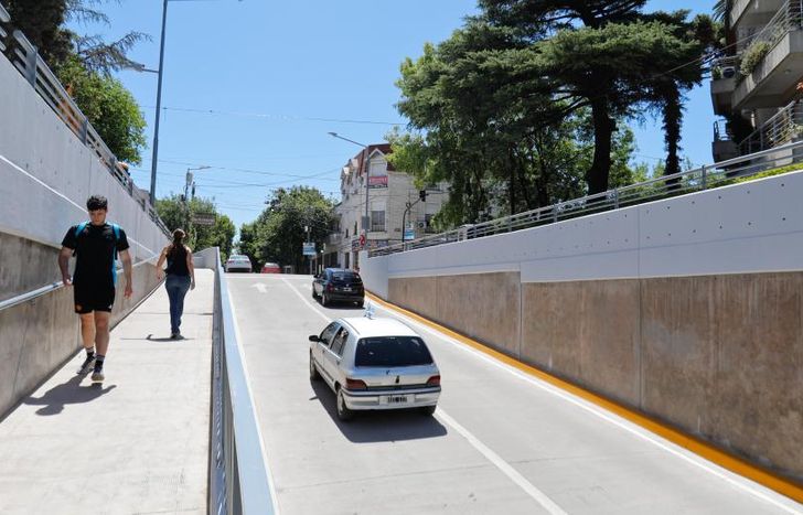 Vehículos y peatones utilizan el cruce de Rincón-Vieytes.