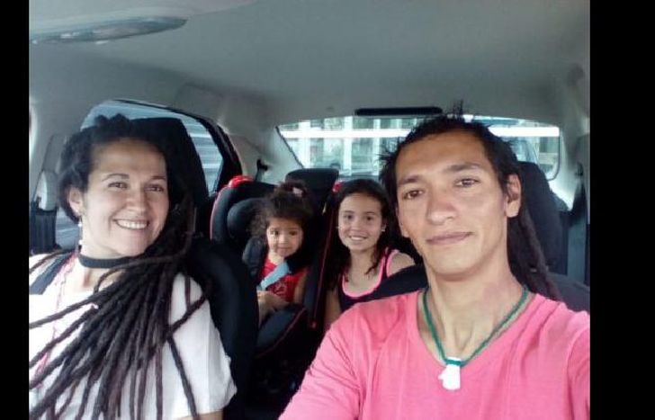 la familia completa esperando seguir con su destino.