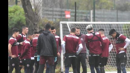 lanus gano bajo la lluvia
