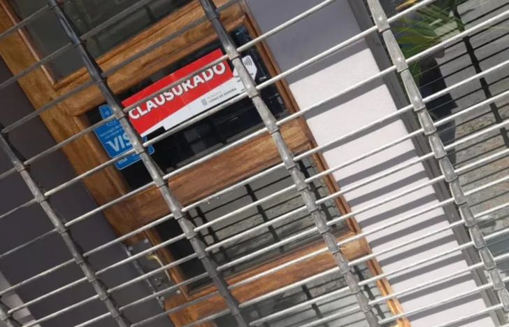 La concesionaria de Temperley acusada de estafas sigue clausurada.