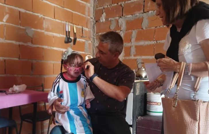 Una de las hermanitas con piel de cristal recibió los lentes que necesitaba.