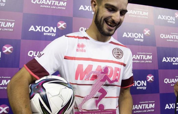 El goleador se llevó la pelota del partido a su casa.