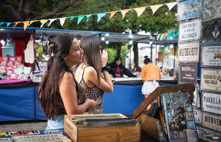 La feria de la Plaza Libertad ya es una tradición en Lomas.