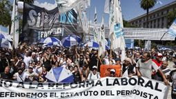 La reforma laboral de Javier Milei eliminó el estatuto de periodista: el impacto en los derechos y horas de trabajo. La reforma laboral de Javier Milei eliminó el estatuto de periodista: el impacto en los derechos y horas de trabajo.