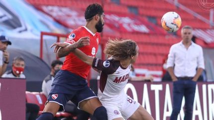 De la Vega se cubre de Barboza para hacerse de la pelota. De la Vega se cubre de Barboza para hacerse de la pelota.
