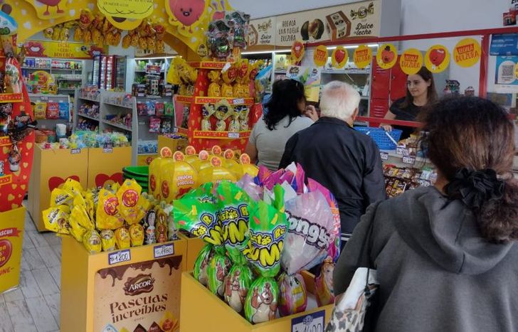 Los vecinos ya hacen filas en los negocios para comprar huevos de Pascuas.