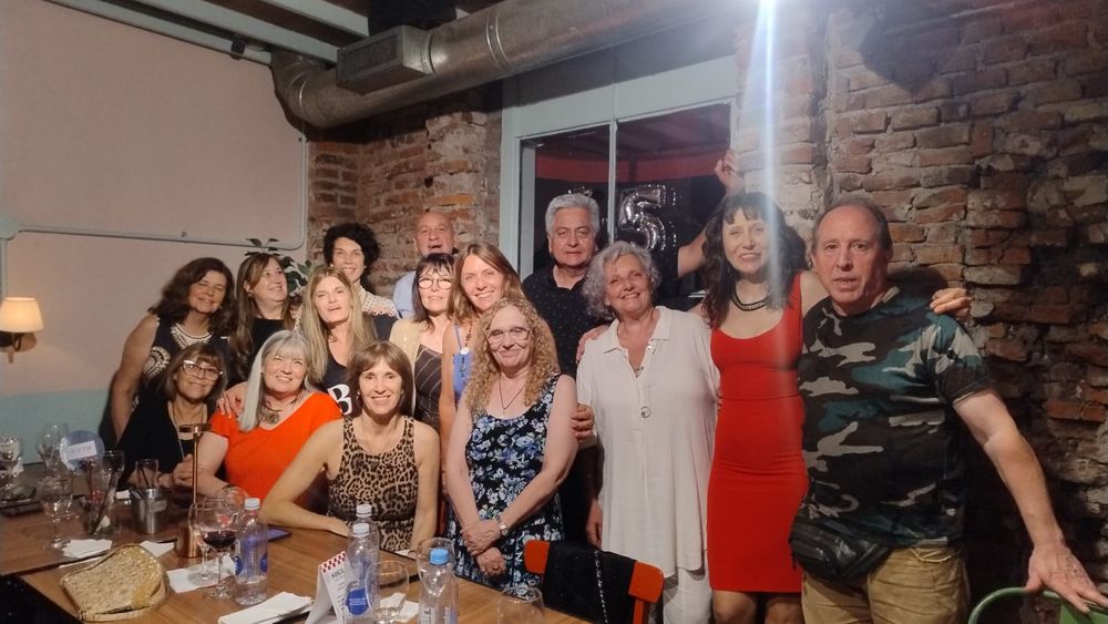 Exalumnos de la institución de Banfield vivieron una noche mágica.