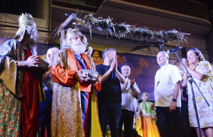 Los Reyes con la intendenta y funcionarios.