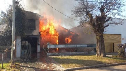 La vivienda, envuelta en llamas.