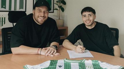 Brandon Oviedo seguirá en Banfield hasta 2028.