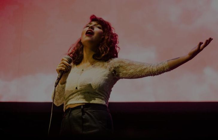 Mica, a cargo del taller de canto.