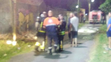 Bomberos y Defensa Civil de Lomas intervinieron en el lugar del incendio.