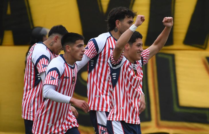 Alex Valdez Chamorro abrió la goleada de Los Andes.