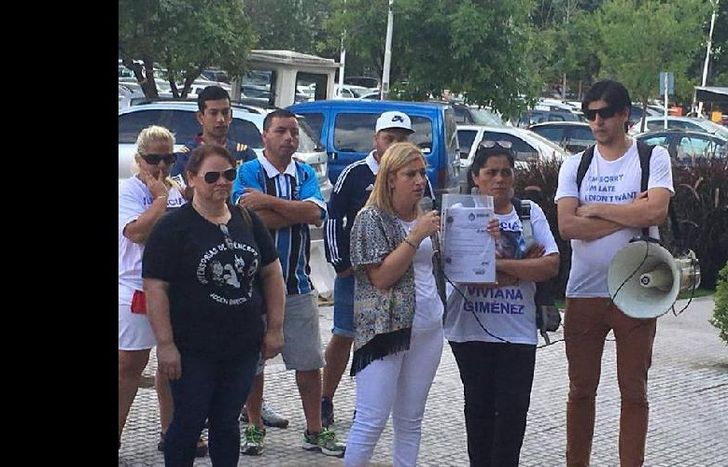 Me hostigaba todo el tiempo, sacó resúmenes de mi tarjeta de crédito y los mandaba a toda mi familia, hasta puse una camarita en la puerta de casa por miedo, porque me perseguía.