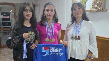 Las chicas junto a la compañera que es parte del equipo para los Torneos Nacionales y Sudamericanos.