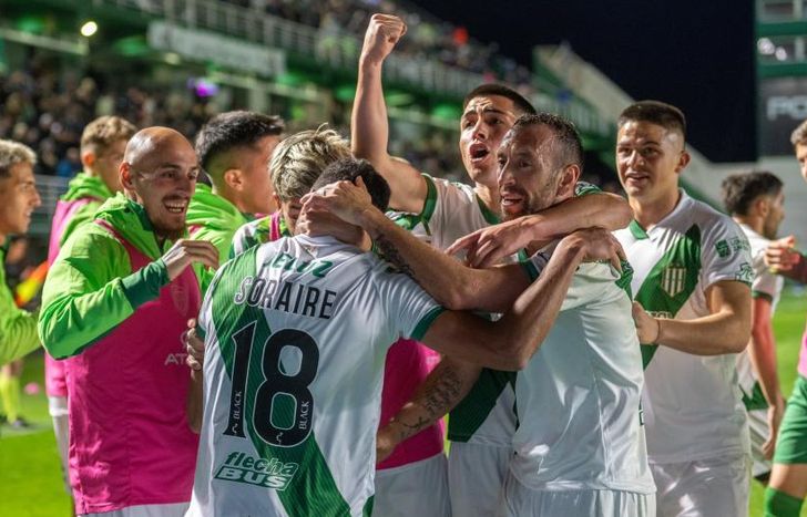 Banfield celebró un gran triunfo ante Central.