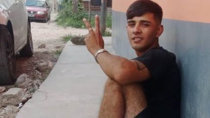 El joven vendedor ambulante necesita una operación.