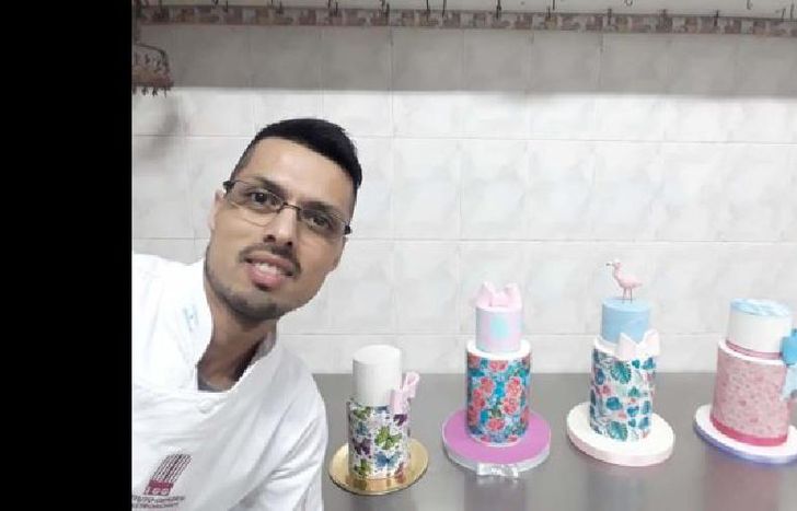 junto a algunas de sus creaciones.