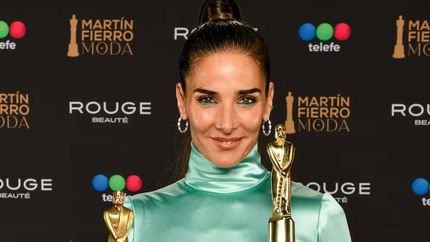 Juana Viale, con su Martín Fierro.&nbsp;
