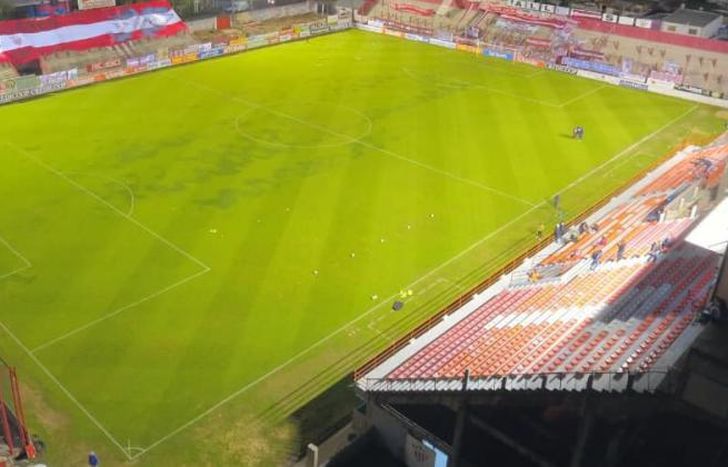 Las obras en el campo de juego se complementan con las tribunas.