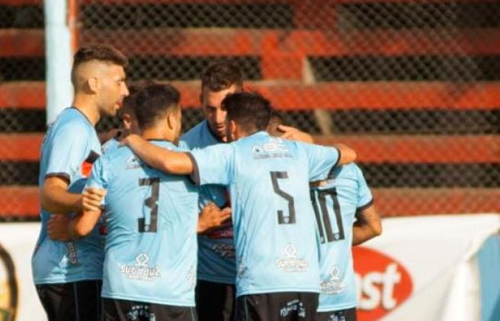 Todos los abrazos para Nico Sánchez que puso la igualdad.