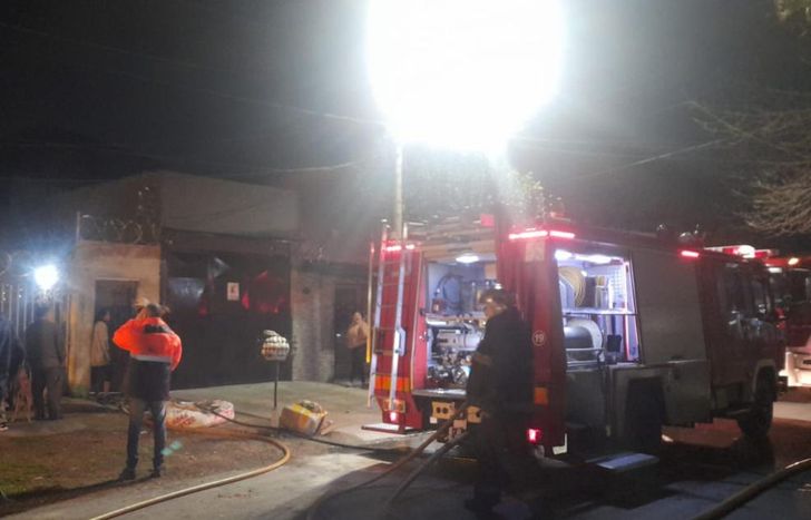 Los bomberos trabajaron con dos unidades.