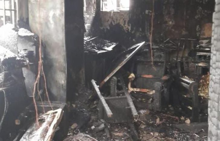 El fuego destruyó la casa por completo.