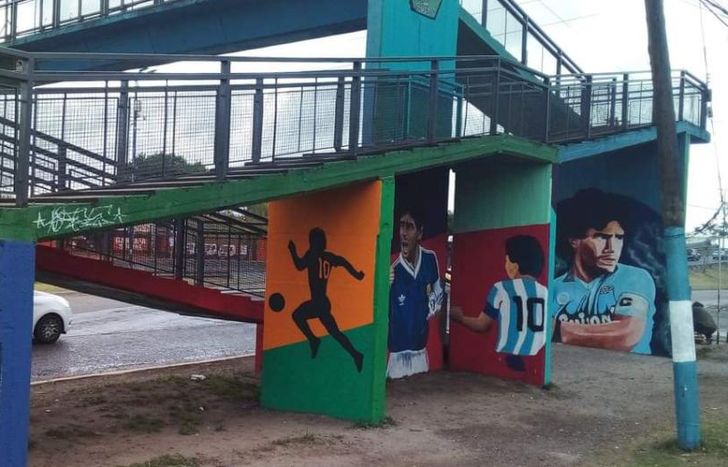 El nuevo mural de Maradona en el puente peatonal de Fiorito.