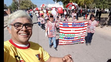 jugo en los andes, se enamoro de los colores y suena con fundar el club ?mil rayitas fc?