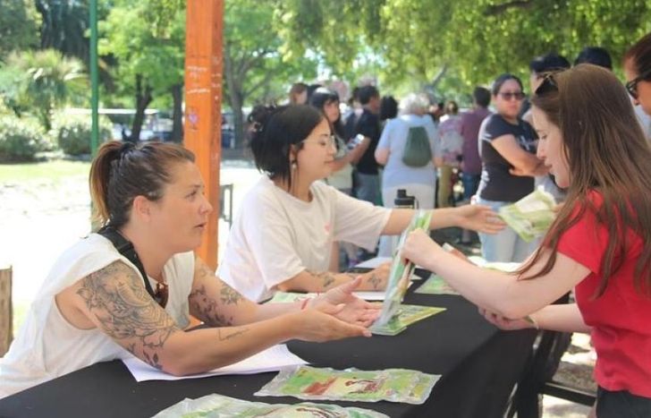 El objetivo es que los vecinos armen huertas y produzcan alimentos saludables.