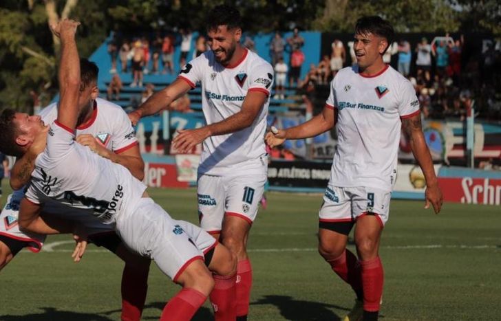 Mayola festeja su gol que valió un triunfo.