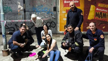 Los Bomberos de Lomas y los vecinos, tras el rescate del perro. Los Bomberos de Lomas y los vecinos, tras el rescate del perro.