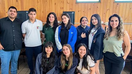 Los alumnos junto a los profesores, luego de haber triunfado en la 16º Olimpíada de Matemática.