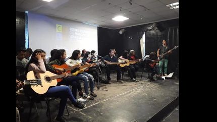 enseñan guitarra en fiorito.