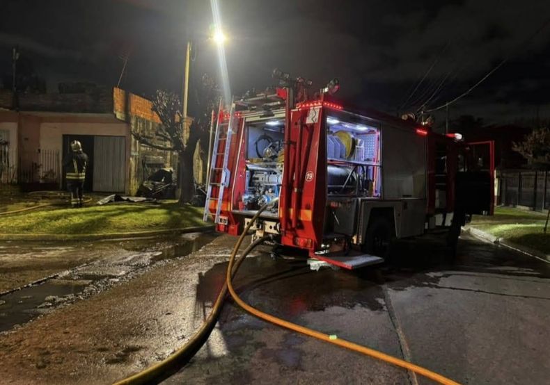 Dos dotaciones de Bomberos Voluntarios trabajaron en Temperley.