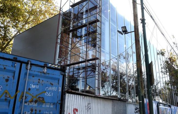 Colocan los paneles de vidrio en la fachada del edificio.