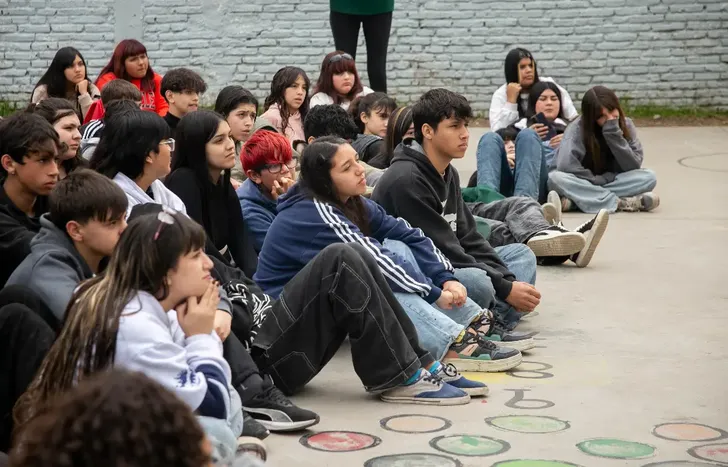 Alumnos conversaron sobre cómo prevenir y reconocer la violencia digital.