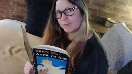 Alejandra les lee cuentos a los más jóvenes por pasión.