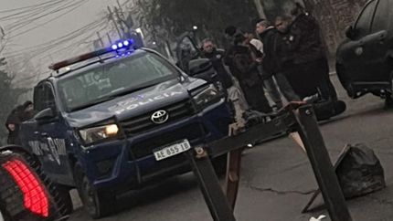 La Policía y los vecinos en el lugar del accidente, en Budge. La Policía y los vecinos en el lugar del accidente, en Budge.