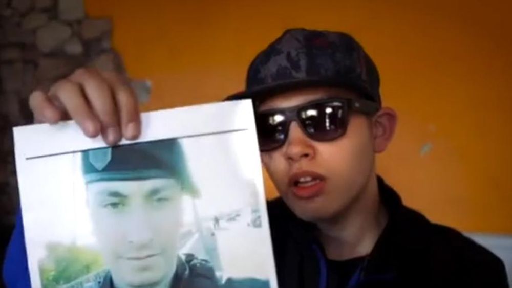 Ignacio Seijas sostiene la foto del policía que le disparó. Ignacio Seijas sostiene la foto del policía que le disparó.