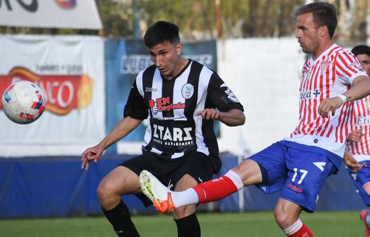 Gastón Ada, gol y asistencia en la jugada del penal.