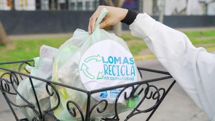 Los vecinos separan los residuos en bolsas que los identifican.
