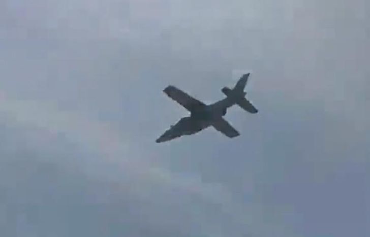 Uno de los aviones que pasó por Lomas este domingo.