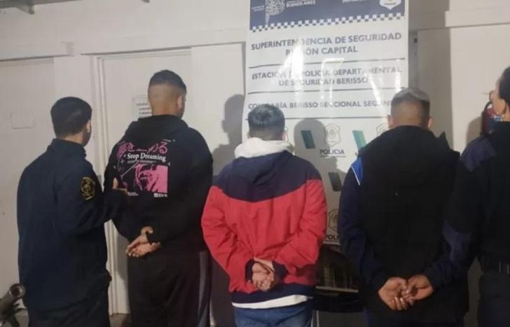 Los tres jóvenes circulaban encapuchados.