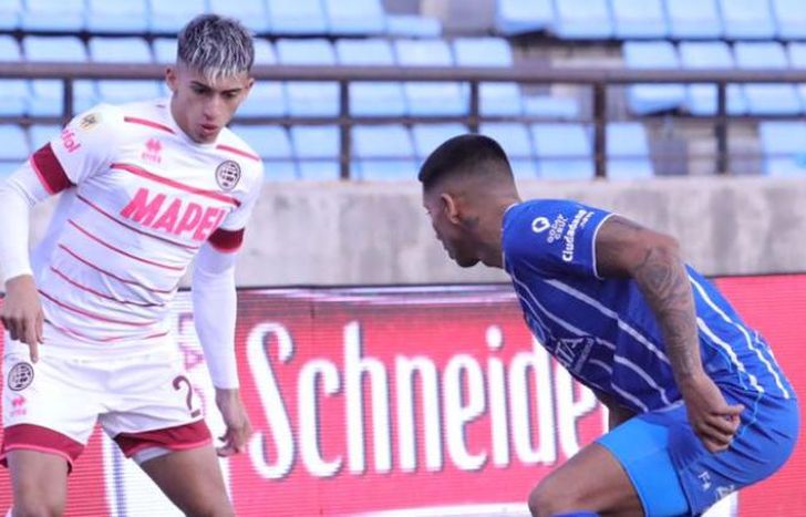 Sanabria con la pelota y la marca de un rival.