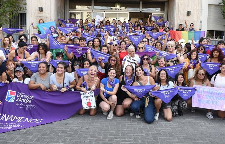 Feliz día de lucha. Mujeres y diversidades se reunieron en el Palacio Municipal.