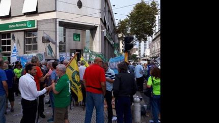 protesta en el banco provincia de lomas por la ley que elevo la edad jubilatoria