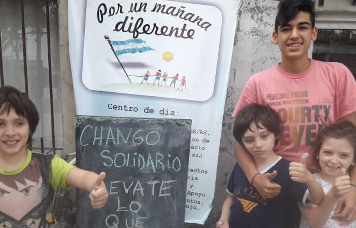 El chango está todos los días en la puerta de la entidad.