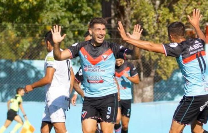 Acosta abrió el camino para Brown en Adrogué.